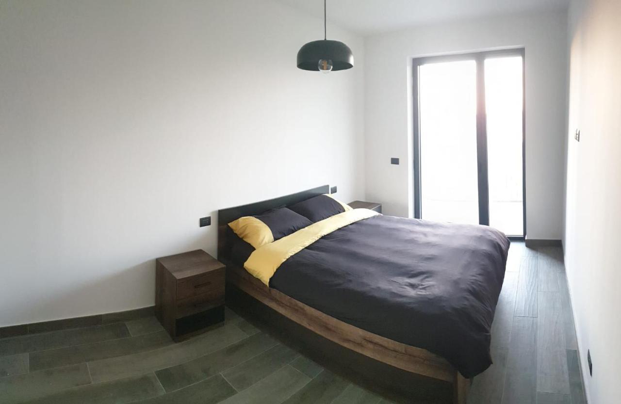 Yellow Uptown 70 - Fiera Milano Перо Екстериор снимка